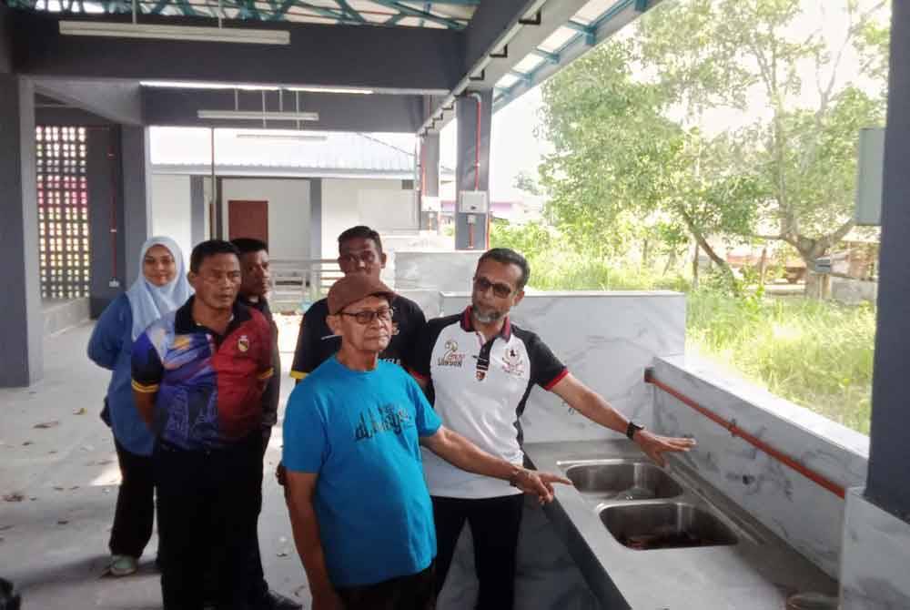 Mustapha (kanan) ketika melihat keadaan dalam Medan Selera berkenaan.