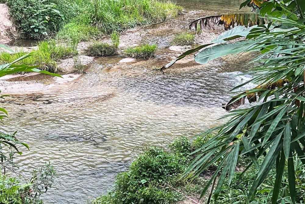 Lokasi kanak-kanak perempuan Orang Asli dipercayai terjatuh di Sungai Jelai dekat Kampung Simoi Lama dekat Pos Lenjang, Kuala Lipis pada Rabu. Foto ihsan PDRM