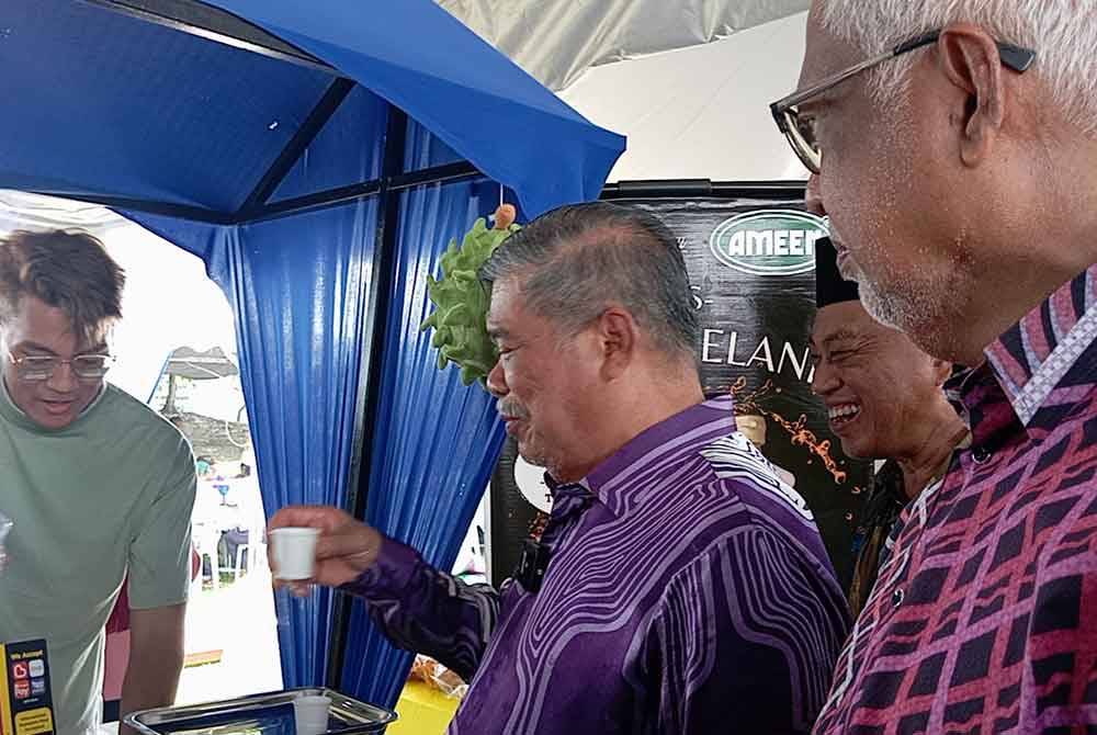 Mohamad (tengah) melawat reruai usahawan sempena MADA Day 2024 di Ibu Pejabat MADA, Ampang Jajar pada Khamis.