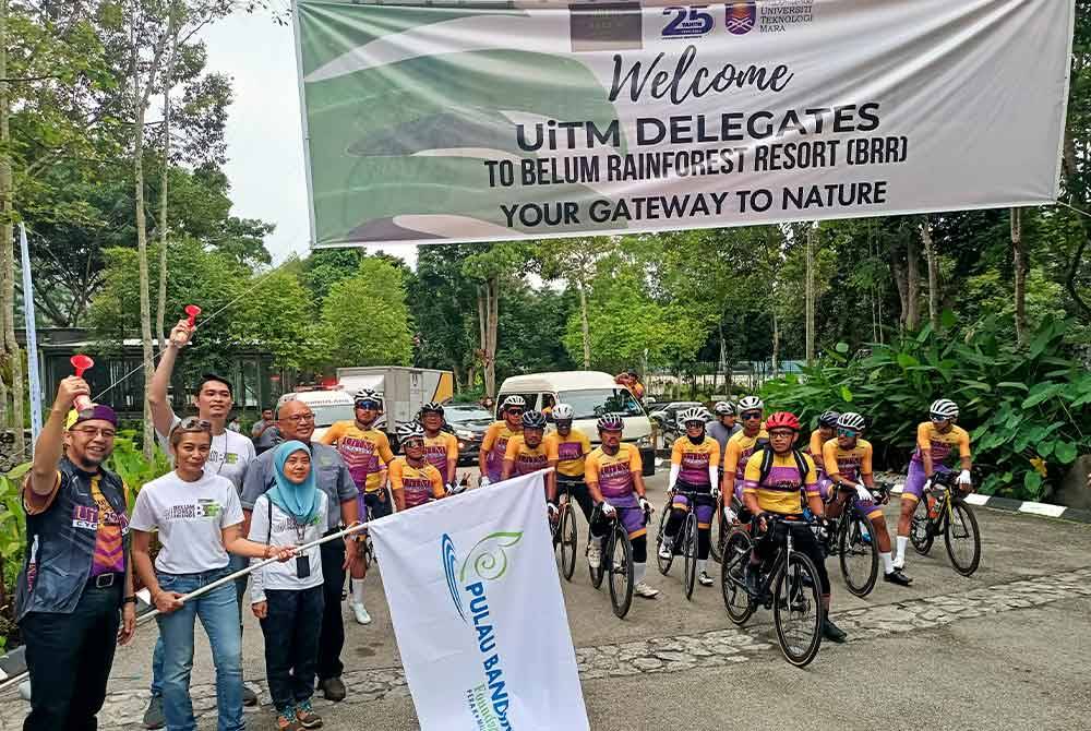 Shahrin (kiri) menyempurnakan pelepasan peserta kayuhan bagi laluan peringkat ke-7 dari Pulau Banding ke UiTM Arau, Perlis sejauh 198 kilometer pada Khamis.