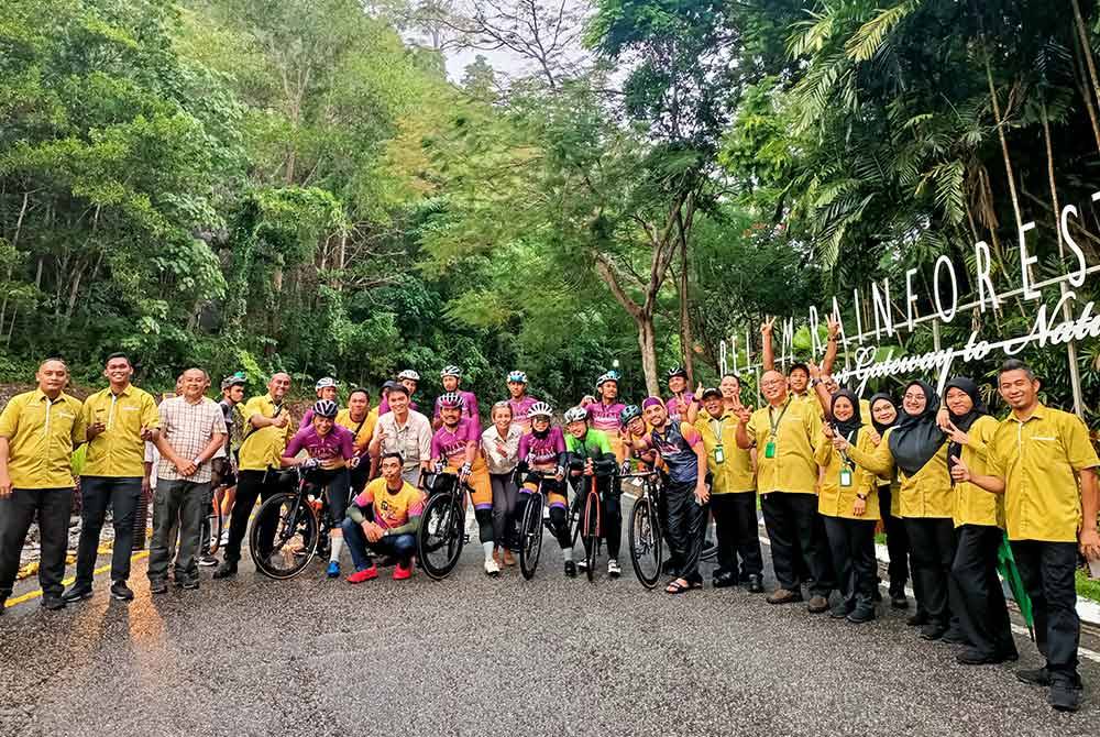 Peserta Kayuhan Kapsul Rentas Cawangan Sempena 25 tahun pengiktrafan UiTM berjaya menamatkan kayuhan peringkat ke-6 dari UiTM Machang, Kelantan ke Belum Rainforest Resort dekat Pulau Banding pada Rabu.