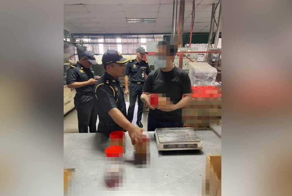 KPDN Perak menjalankan pemeriksaan di sebuah kilang biskut dan roti di Teluk Intan. Foto ihsan KPDN Perak