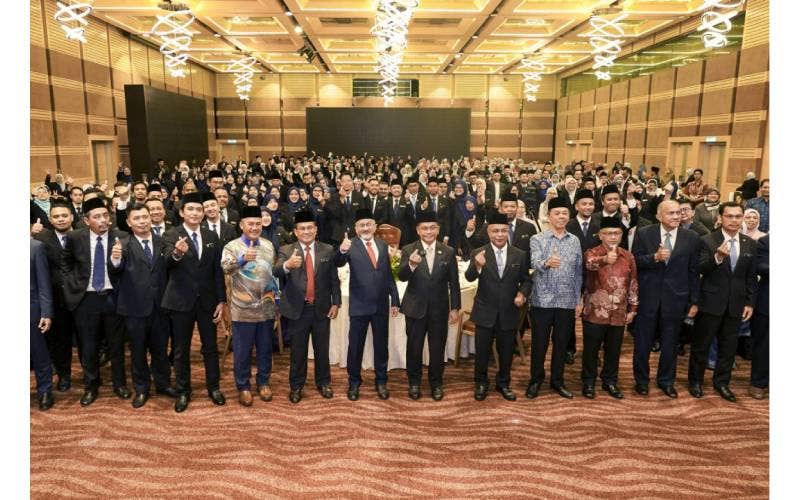 Dr. Mohd Na’im (enam, kanan) bersama warga kerja MAIWP yang hadir pada Majlis APC dan APS 25 Tahun anjuran MAIWP di WTCKL, pada Khamis.