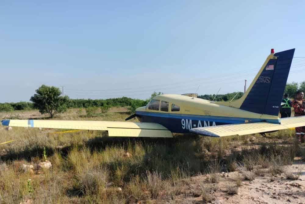Sebuah pesawat ringan jenis Piper PA-28-161 melakukan pendaratan cemas di kawasan lapang berhampiran Bandar Sultan Suleiman, Pelabuhan Klang, Selangor pada Khamis.
Foto: JBPM.