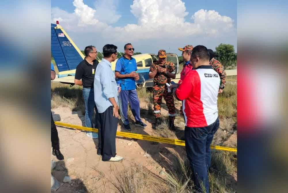 Wan Md Razali (kanan) mendengar penerangan daripada juruterbang pesawat ringan yang terselamat setelah membuat pendaratan cemas di kawasan lapang berhampiran Bandar Sultan Suleiman, Pelabuhan Klang, Selangor pada Khamis.
Foto: JBPM.