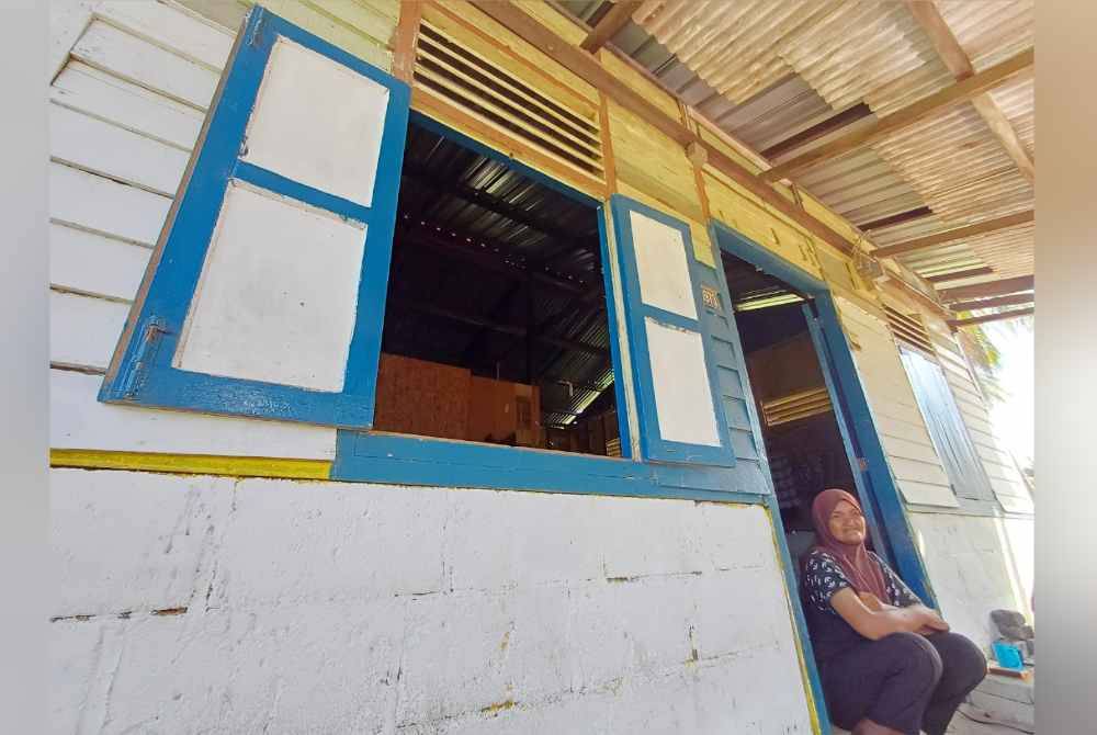 
Rabiyatul Fazlinaniswati meminta orang ramai untuk membantu membaiki rumah pusaka arwah neneknya di Perkampungan Sungai Ular pada Khamis.