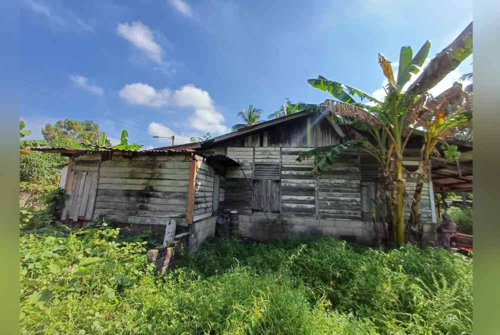 
Rumah Rabiyatul Fazlinaniswati dalam keadaan usang dan memerlukan bantuan orang ramai untuk dibaiki pulih.