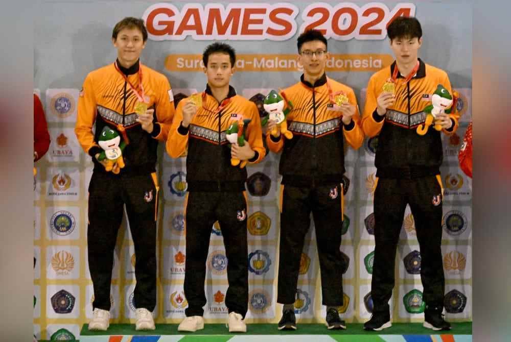 Khai Xin bersama Terence Ng Shin Jian, Low Zhen Yong dan Hii Puong Wei menambah koleksi pingat emas dari Surabaya,
