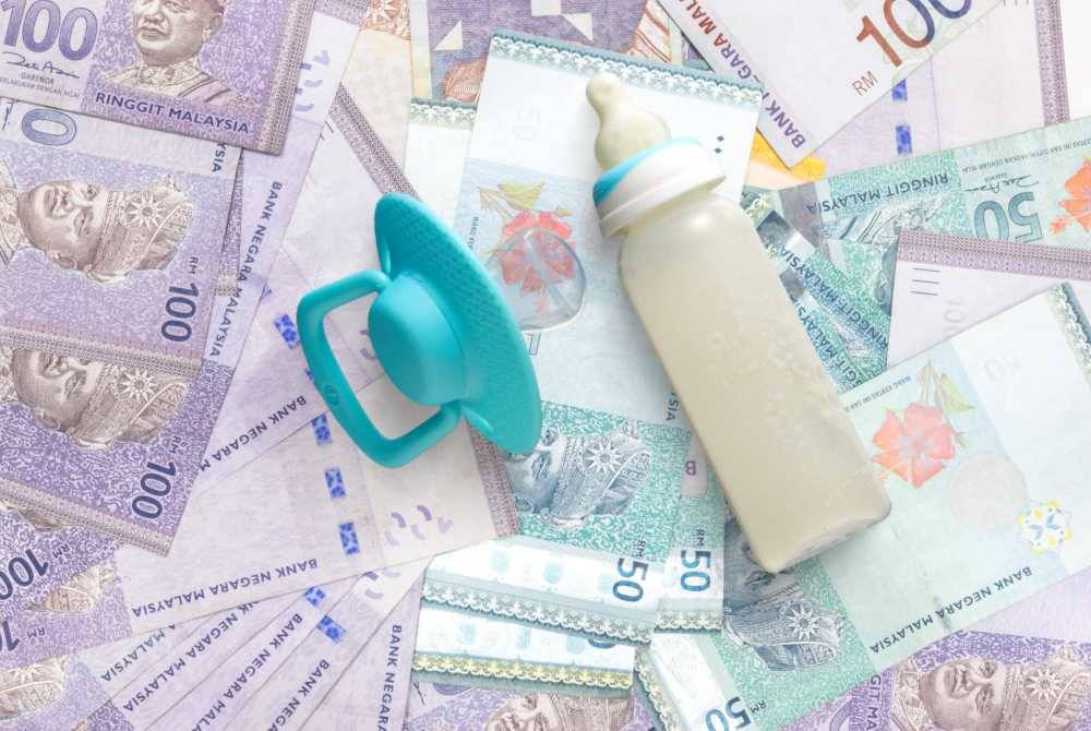 FAKTOR kekangan kewangan antara menjadi punca sebilangan orang mengamalkan gaya hidup 'tak mahu anak' kerana ia memerlukan kos tinggi untuk mendidik dan membesarkan mereka. -Foto: Canva