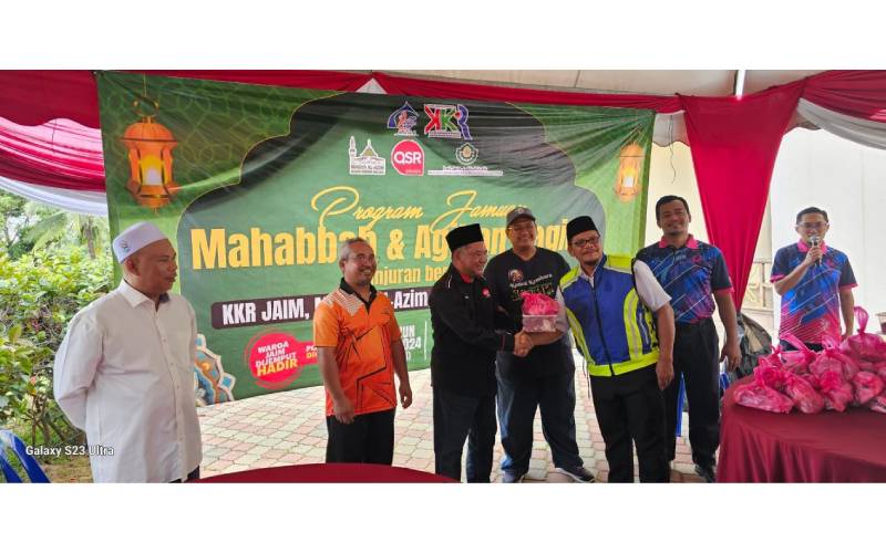 Hayazi (tiga, kiri) menyerahkan daging korban untuk diagihkan kepada golongan asnaf.