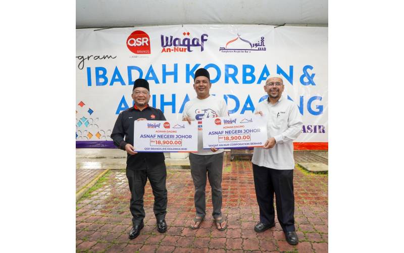 Ketua Jabatan Halal dan Syariah QSRB, Hayazi Darus (kiri) menyerahkan sumbangan kepada wakil dari negeri-negeri pada Majlis Ibadah Kordan dan Agihan Daging QSR Brands dan Waqaf An-Nur.