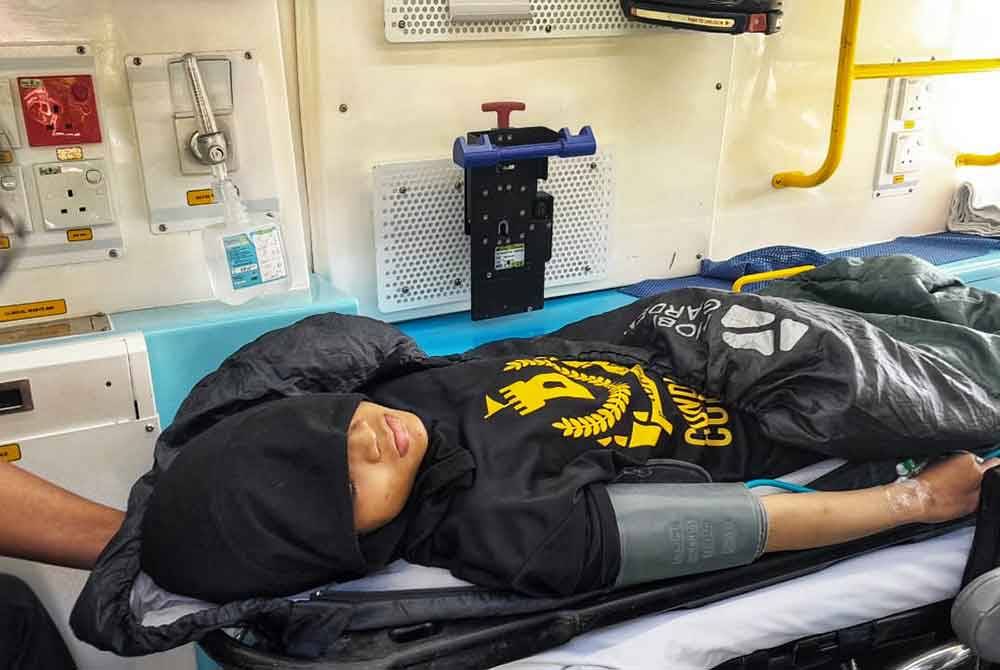 Siti Noraqilah yang dipatuk ular kapak pada Khamis dan diselamatkan pada Jumaat. -Foto ihsan JBPM