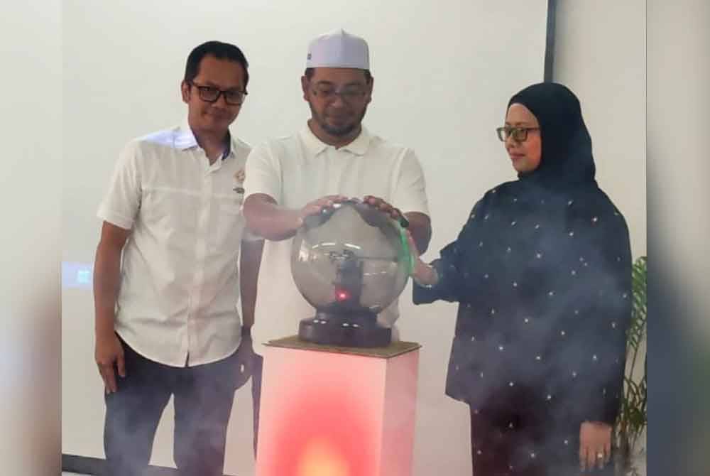 Zulkifli (tengah) merasmikan Majlis Pelancaran Fasa 2 Projek Tuisyen Rakyat Anak Kedah (Pintar) Koperasi Anak Kedah Berhad pada Jumaat.