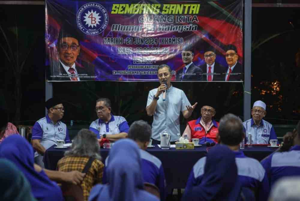 Mohamad Abdul Hamid berucap pada program Sembang Santai Orang Kita Alumni 4B Malaysia di Tasek Chempedak malam tadi. - Foto: Bernama