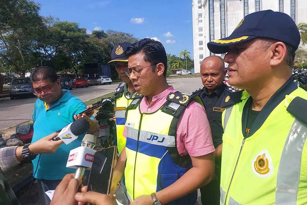 Mohd Zamri (tengah) ketika sidang akhbar