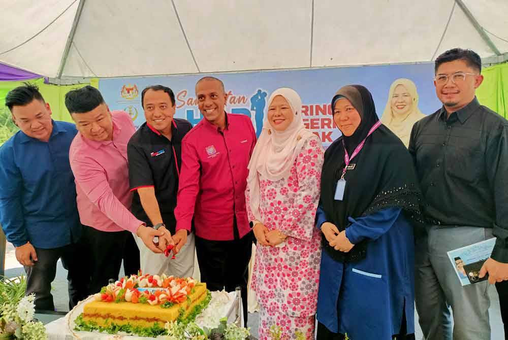 Salbiah (tiga dari kanan) sempena acara memotong pulut kuning sebagai simbolik perasmian Sambutan Hari Bapa Peringkat Negeri Perak di Ipoh pada Jumaat.