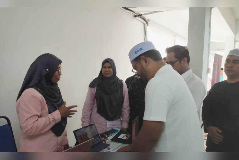 Zulkilfli (dua dari kanan) melawat reruai pameran bersempena Majlis Pelancaran Fasa 2 Projek Tuisyen Rakyat Anak Kedah (PINTAR) Koperasi Anak Kedah Berhad, di sini, pada Jumaat.