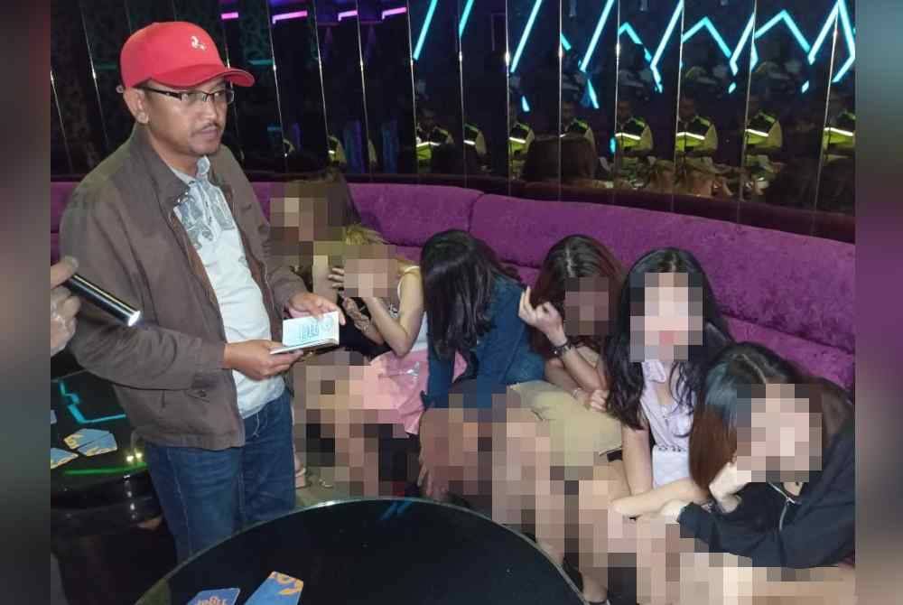 Meor Hezbullah menyertai Op Gegar di sebuah premis yang menggajikan GRO warga asing pada Khamis. Foto ihsan Imigresen Perak