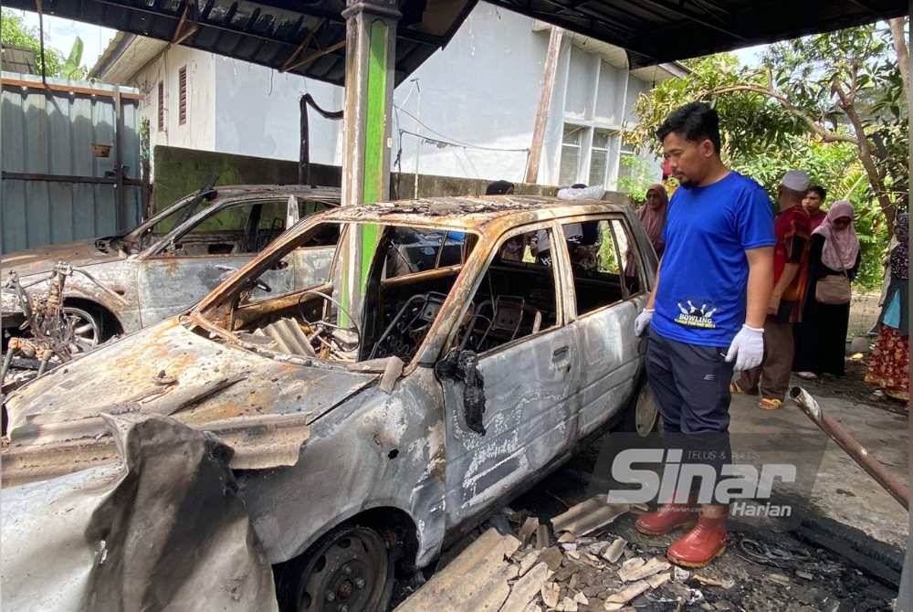 Mohd Firdaus melihat kenderaannya yang hangus dalam kebakaran awal pagi Jumaat.
