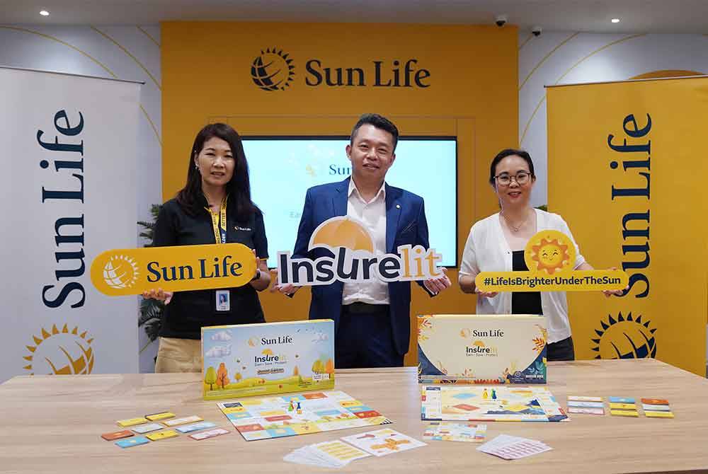 Ketua Pegawai Pemasaran Sun Life Malaysia, Tricia Loh (kiri), Ketua Pegawai Pengedaran dan Pemasaran Sun Life Malaysia, Alvis Wee (tengah) dan Ketua Pegawai Penjagaan dan Jurulatih Utama Kekayaan Kehidupan Kanak-Kanak, Adeline Ten (kanan) di Majlis Pelancaran Permainan Papan Celik Kewangan 'InsureLit: Earn, Save and Protect' pada Jumaat.