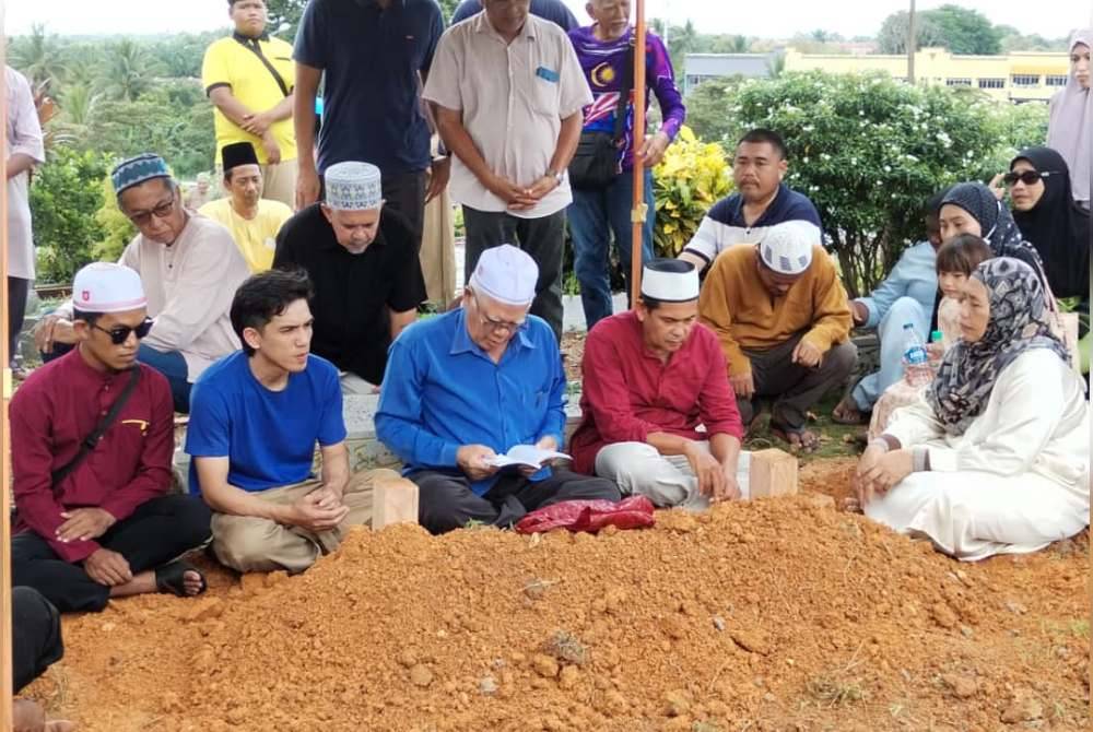 Jenazah Ahmad Manan selamat dikebumikan di Tanah Perkuburan Islam Berumbong, Simpang Renggam pada petang Jumaat.
