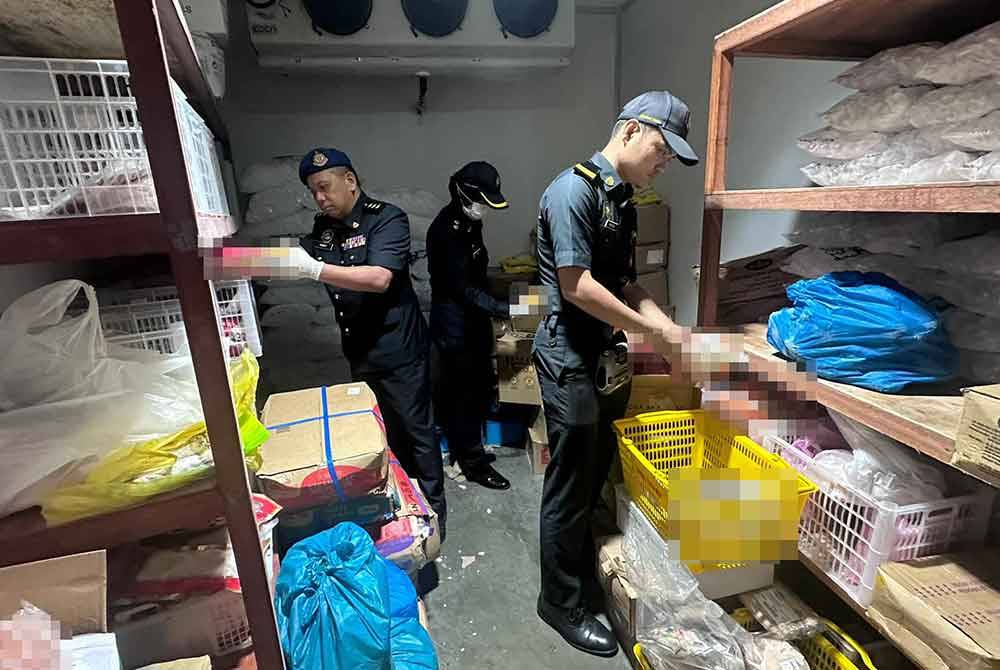 Penguat kuasa KPDN Sandakan melakukan pemeriksaan di bilik sejuk sebuah pasar raya yang didapati menyimpan produk makanan bercampur dengan daging khinzir.