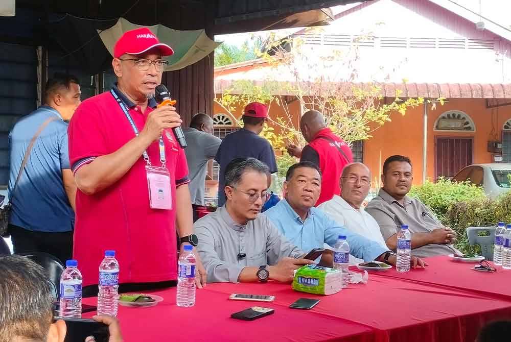 Calon Pakatan Harapan PRK DUN Sungai Bakap, Dr Joohari Ariffin (kiri) turut hadir ke perjumpaan bersama penduduk Kampung Makau Suah.
