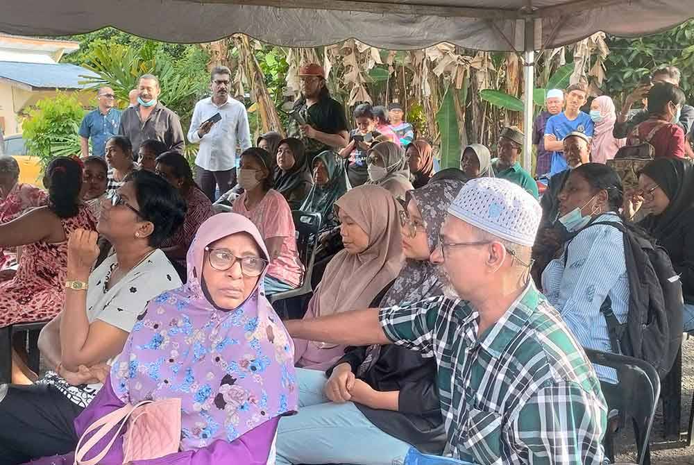 Antara penduduk Kampung Makau Suah yang hadir meluahkan masalah tindakan pengosongan oleh pemilik tanah.