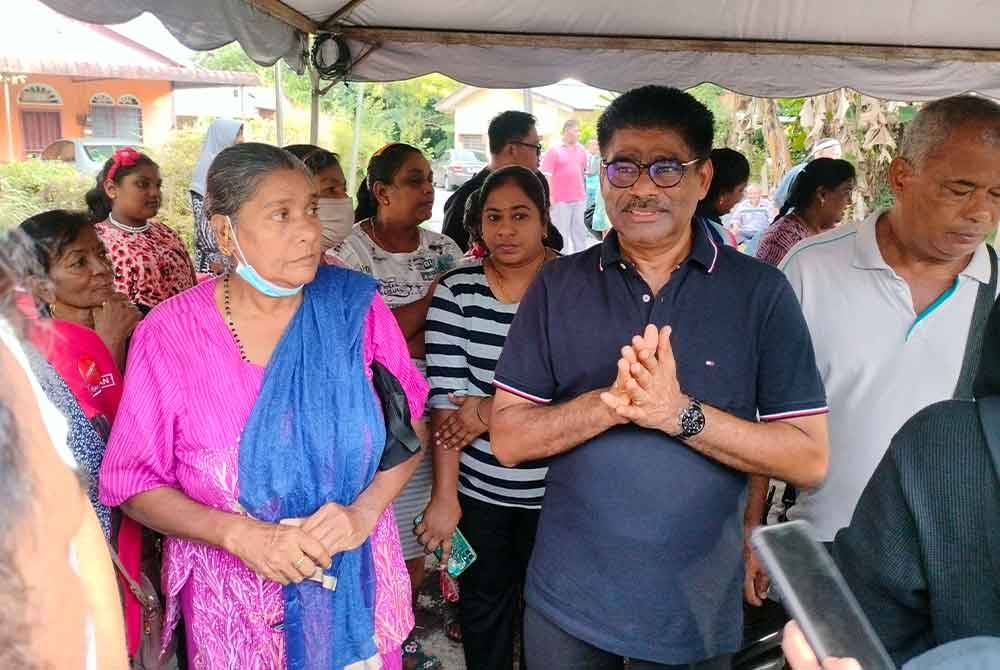 Sundarajoo (kanan) menyantuni penduduk Kampung Makau Suah yang berdepan tindakan pengosongan tanah.