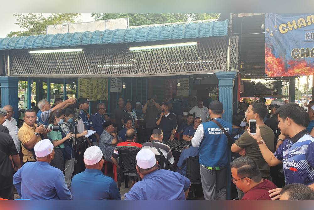 Muhyddin ketika berucap ketika menyantuni pengundi di Unit Daerah Mengundi Puteri Gunung di Simpang Ampat di sini, pada Jumaat.