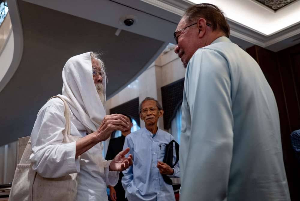 Sesi dialog itu dihadiri sasterawan negara, Datuk Dr A Samad Said (kiri).