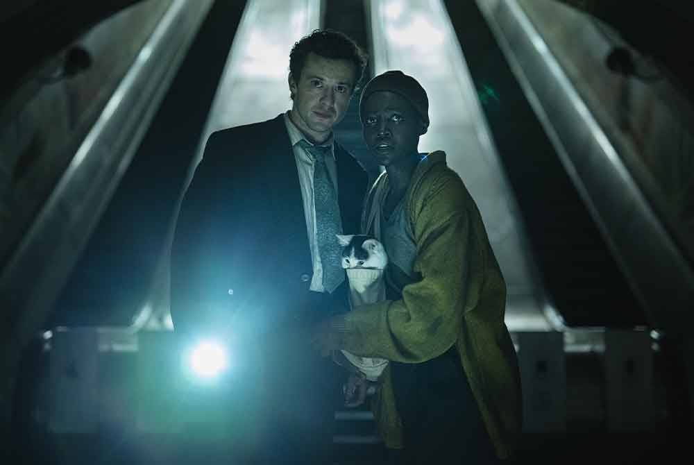 Lupita Nyong’o sebagai Samira and Joseph Quinn sebagai Eric dalam A Quiet Place: Day One.