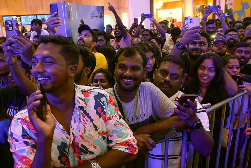 Peminat filem Tamil tidak melepaskan peluang bertemu dengan tiga pelakon yang membintangi filem Indian 2 iaitu Kamal Haasan, Siddharth dan SJ Suryah semasa promosi filem tersebut di sebuah pusat beli-belah pada Jumaat. Foto Bernama