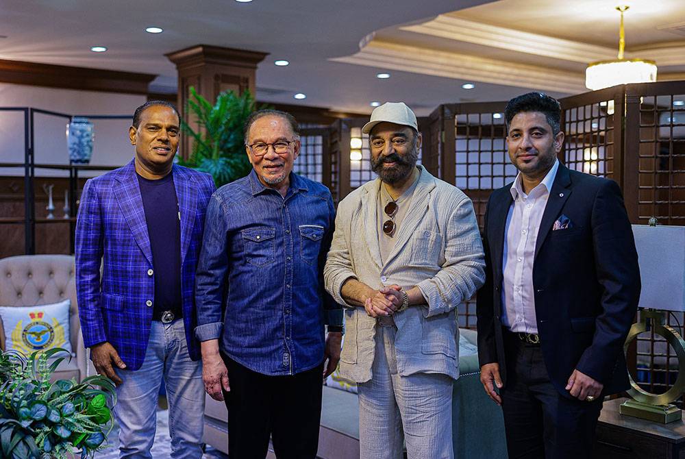 Anwar (dua, kiri) bersama pelakon legenda filem Tamil, Kamal Haasan (dua, kanan) di Pangkalan Udara Subang pada Jumaat. Foto Bernama