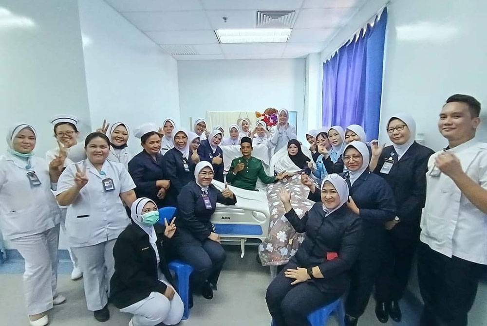 Kakitangan hospital meraikan pasangan pesakit yang dinikahkan di HDOK.