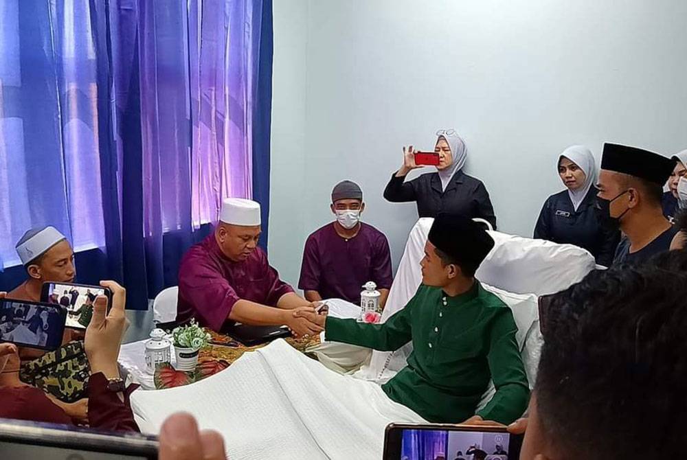 Majlis akad nikah dihadiri ahli keluarga terdekat dan rakan-rakan pasangan mempelai serta kakitangan HDOK.