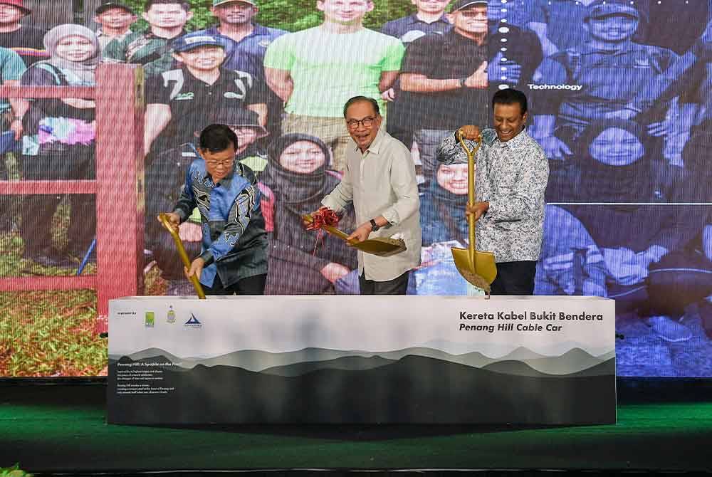 Anwar melakukan gimik perasmian pada majlis merasmikan projek Kereta Kabel Bukit Bendera pada Sabtu. Foto Bernama
