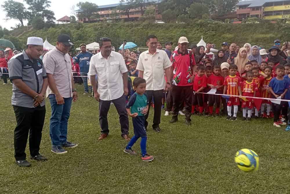 Noor Azman (dua dari kiri) di Hari Potensi Kanak-kanak Tabika Kemas Daerah Gombak 202 di padang Sekolah Menengah Agama Rawang pada Sabtu.