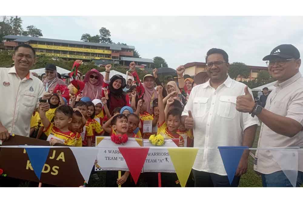 Noor Azman (kanan) pada Hari Potensi Kanak-kanak Tabika Kemas Daerah Gombak 2024 di padang Sekolah Menengah Agama Rawang pada Sabtu.