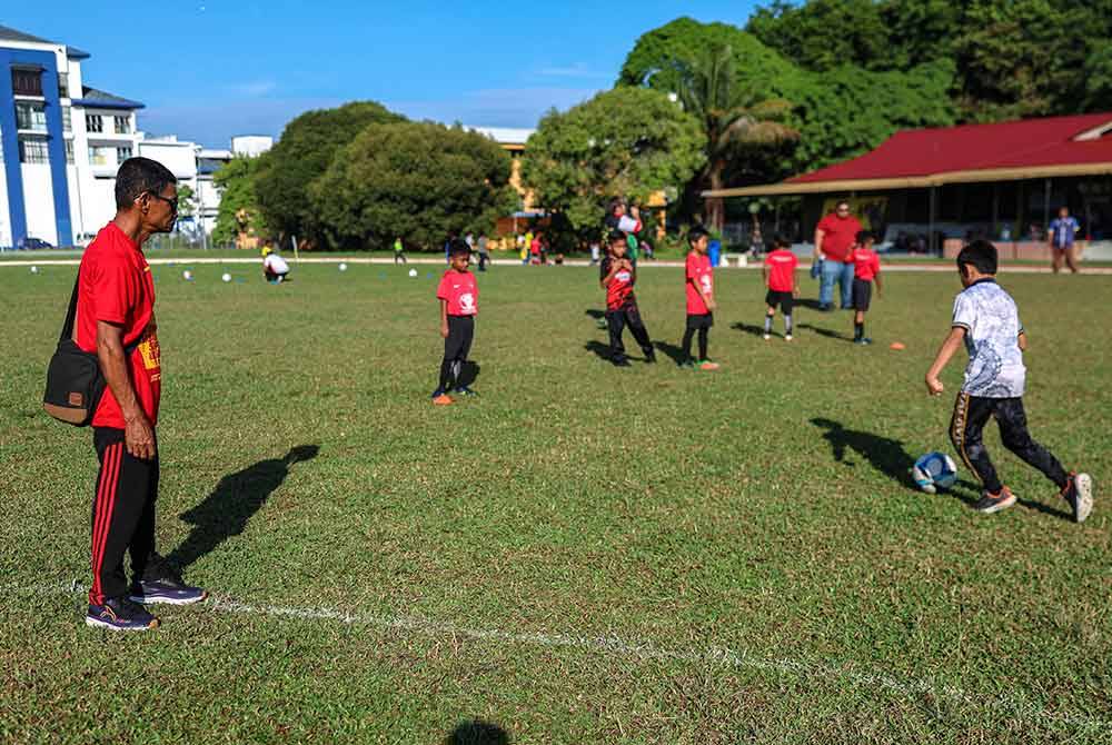 Abdul Halim melihat peserta bermain bola ketika hadir pada Klinik Bola Sepak Madani anjuran Kelab Bola Sepak DNA Faisal Halim di Padang Awam Jawi pada Sabtu. Foto Bernama