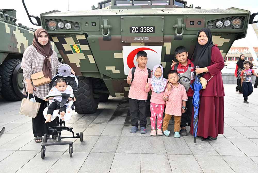 Pameran Aset Ketenteraan Rejimen Askar Melayu Diraja diadakan sempena Sambutan Ulang Tahun Hari Keputeraan baginda ke-82 di Dataran Medan Bandar, di sini, pada Sabtu.Foto: Pejabat Setiausaha Kerajaan Negeri (SUK) Kedah