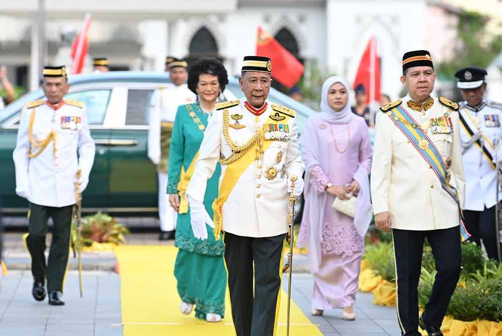 Sultan Sallehuddin diiringi Sultanah Maliha berkenan berangkat ke Istiadat Perbarisan Kehormatan di Dataran Medan Bandar, di sini, pada Sabtu.