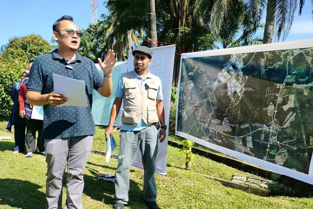 Khairul Ahmad Fitri (kiri) pada sidang akhbar di Taman Sungai Duri Indah, Sungai Bakap pada Sabtu.