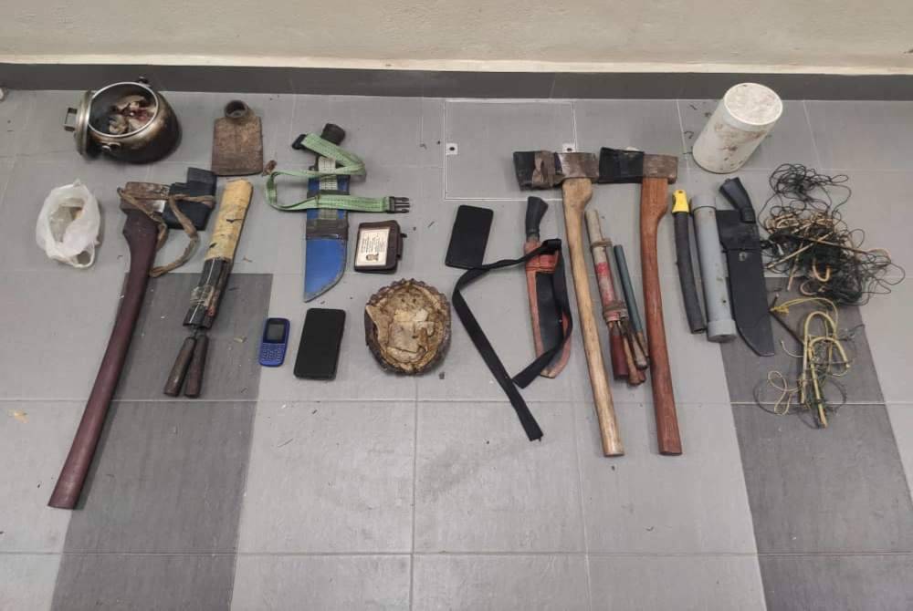 Antara peralatan yang dirampas menerusi Operasi Bersepadu Khazanah (OBK) dekat dua lokasi di Rompin, Pahang pada Khamis.