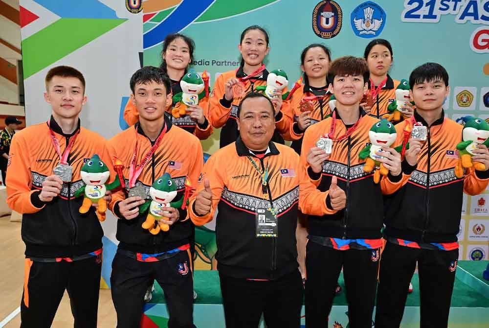 Ketua kontinjen Malaysia ke AUG Surabaya Malang 2024, Suhairi Ismail meraikan kejayaan skuad bola keranjang 3x3 lelaki dan wanita negara.