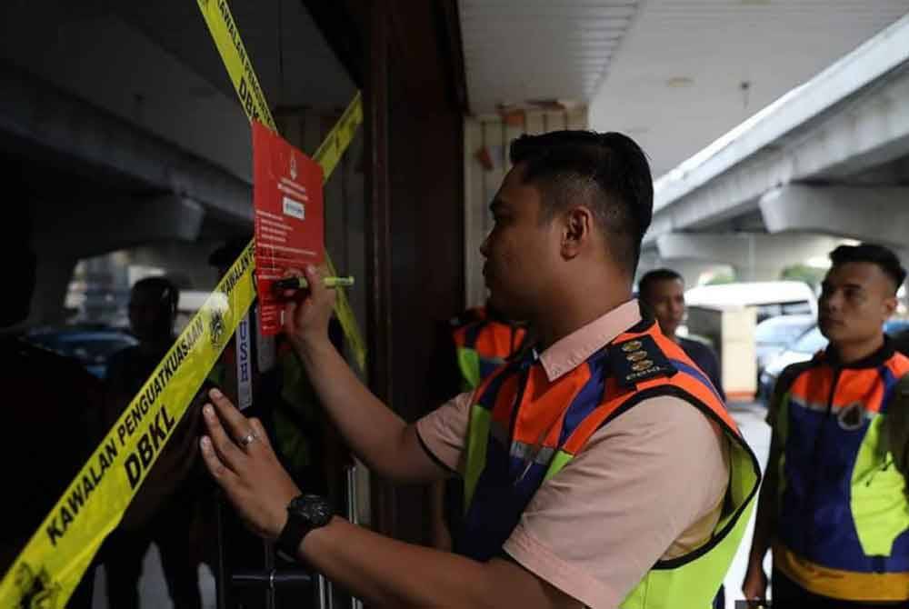 Pusat urut yang disyaki terlibat aktiviti pelacuran disita DBKL menerusi operasi dijalankan pada Sabtu. Foto DBKL