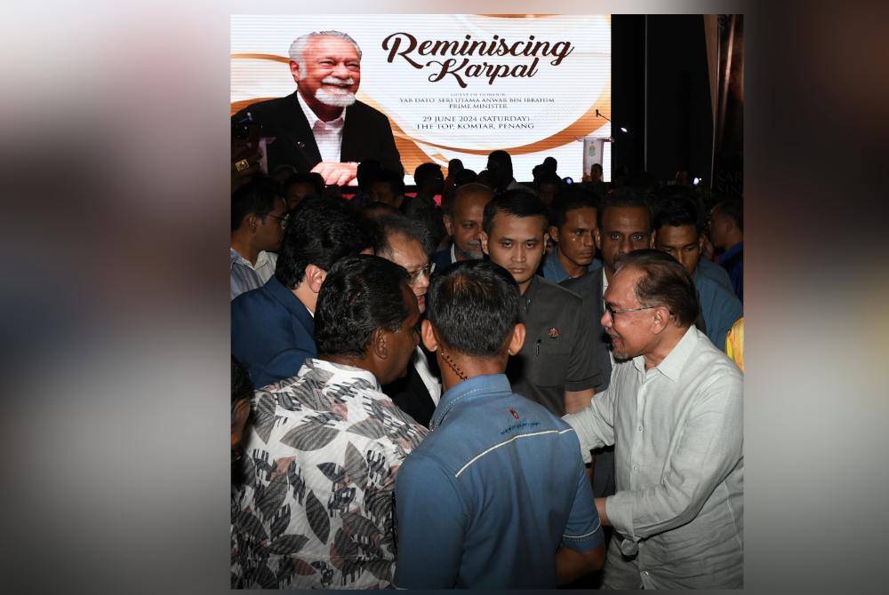 Anwar disambut orang ramai pada Majlis Memperingati Mendiang Karpal Singh. Foto Bernama