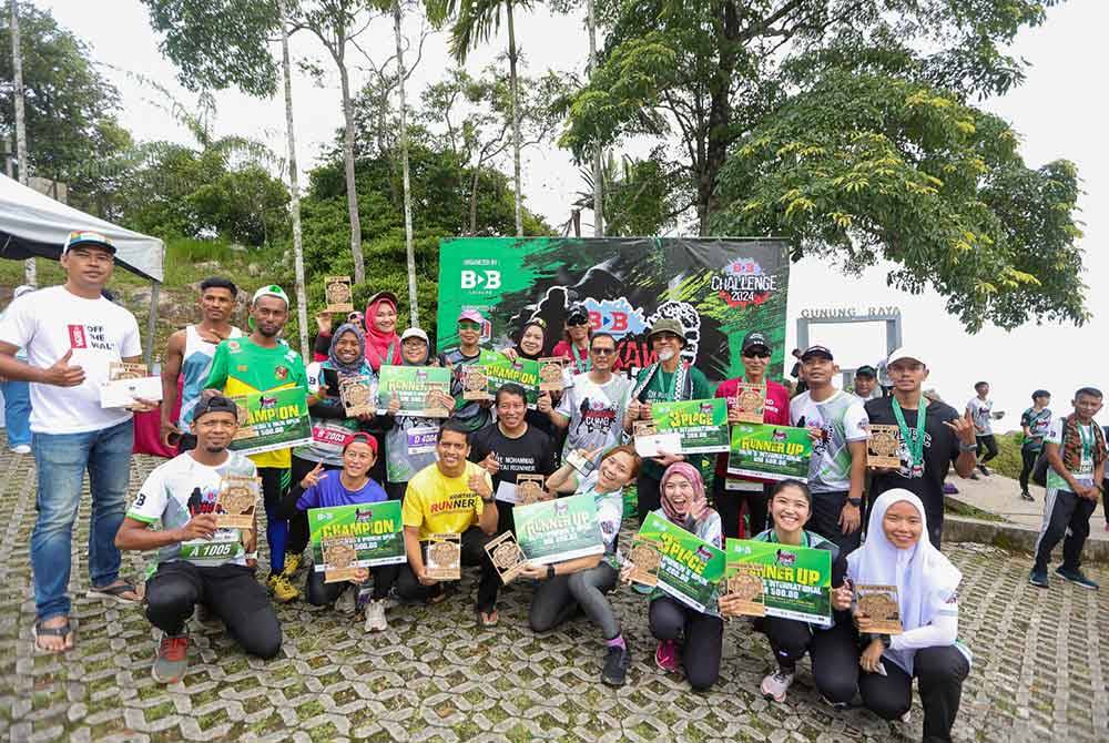 Raja Shahreen (tengah) bergambar bersama-sama pemenang kategori Elite, Senior Elite dan juga International Elite BDB Langkawi Climb 2024. Foto Seksyen Komunikasi Korporat BDB