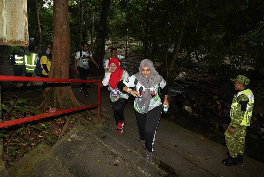 Peserta mendaki Tangga Helang Seribu Kenangan setinggi 4,287 anak tangga yang merupakan cabaran utama dalam kejohananan BDB Langkawi Climb 2024. Foto Seksyen Komunikasi Korporat BDB
