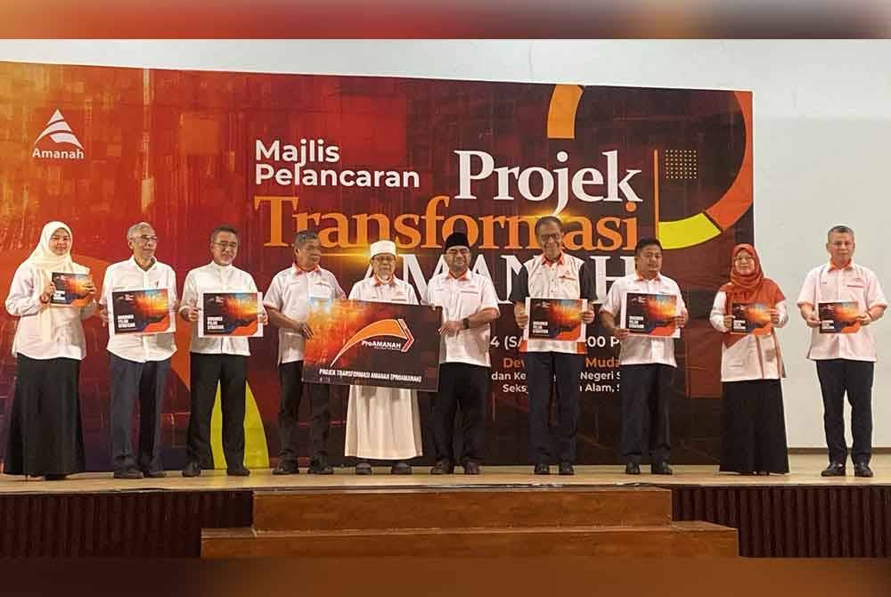 Mohamad (empat dari kiri) bersama pimpinan ahli melancarkan ProAmanah di Dewan Raja Muda Musa pada Sabtu.